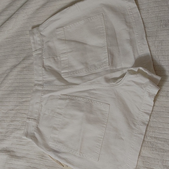Universal tread four large large pockets white shorts size 8 NWT. - Picture 2 of 7